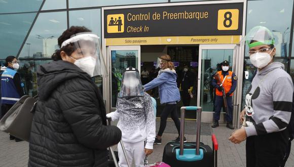 Para el Minsa el número de peruanos que se vacunaron contra el COVID-19 en el extranjero es "mínima”. Foto: EFE/ Paolo Aguilar