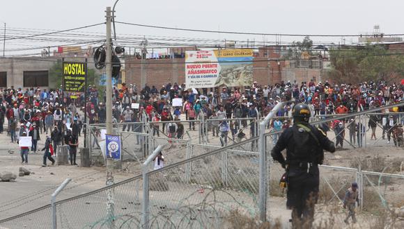 Aproximadamente 200 manifestantes han rodeado la comisaría de El Triunfo, en la localidad de La Joya. Foto referencial. Leonardo Cuito / GEC