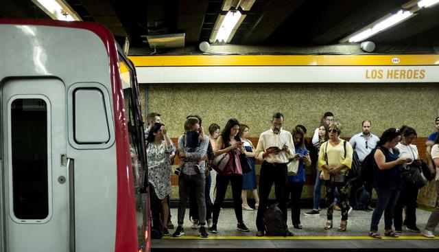 Pero pasajeros de uno u otro lado de una urbe segregada se cruzan en un Metro herido de rabia. (Foto: AFP)
