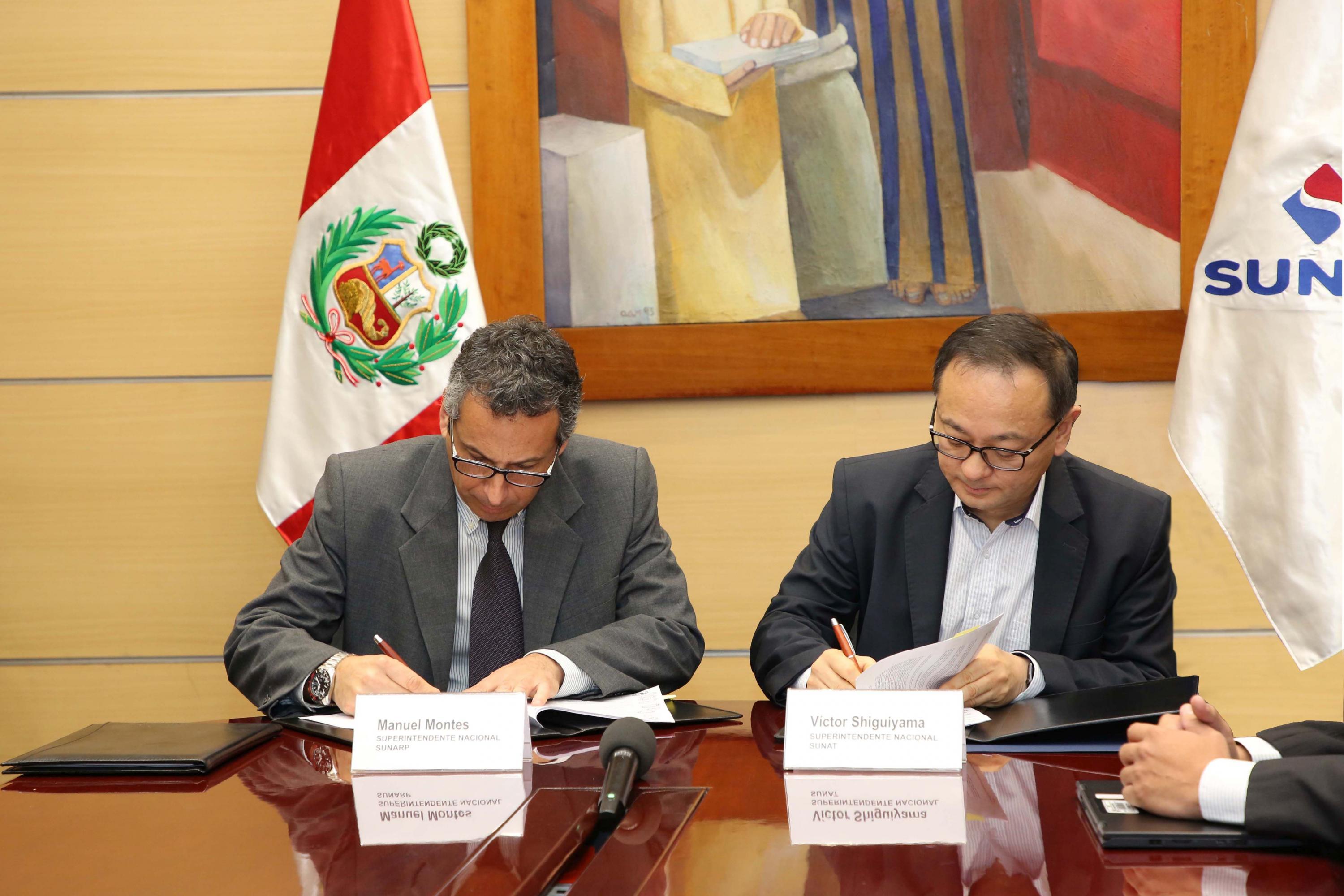 Manuel Montes, jefe de la Sunarp, suscribe un convenio de intercambio de información con el jefe de la Sunat, Víctor Shiguiyama. (Foto: Difusión)