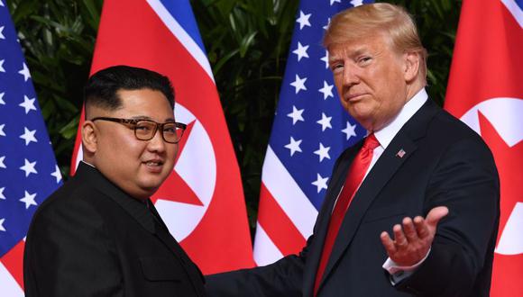 Donald Trump junto a Kim Jong-un en la cumbre en Hanoi. (Foto: AFP)