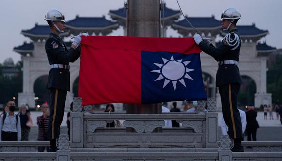 Soldados taiwaneses comenzando una ceremonia de bajada de bandera en Liberty Square en Taipei. - En un museo de alambre de púas en Taipei donde los presos políticos alguna vez estuvieron recluidos durante décadas  (Foto: AFP)