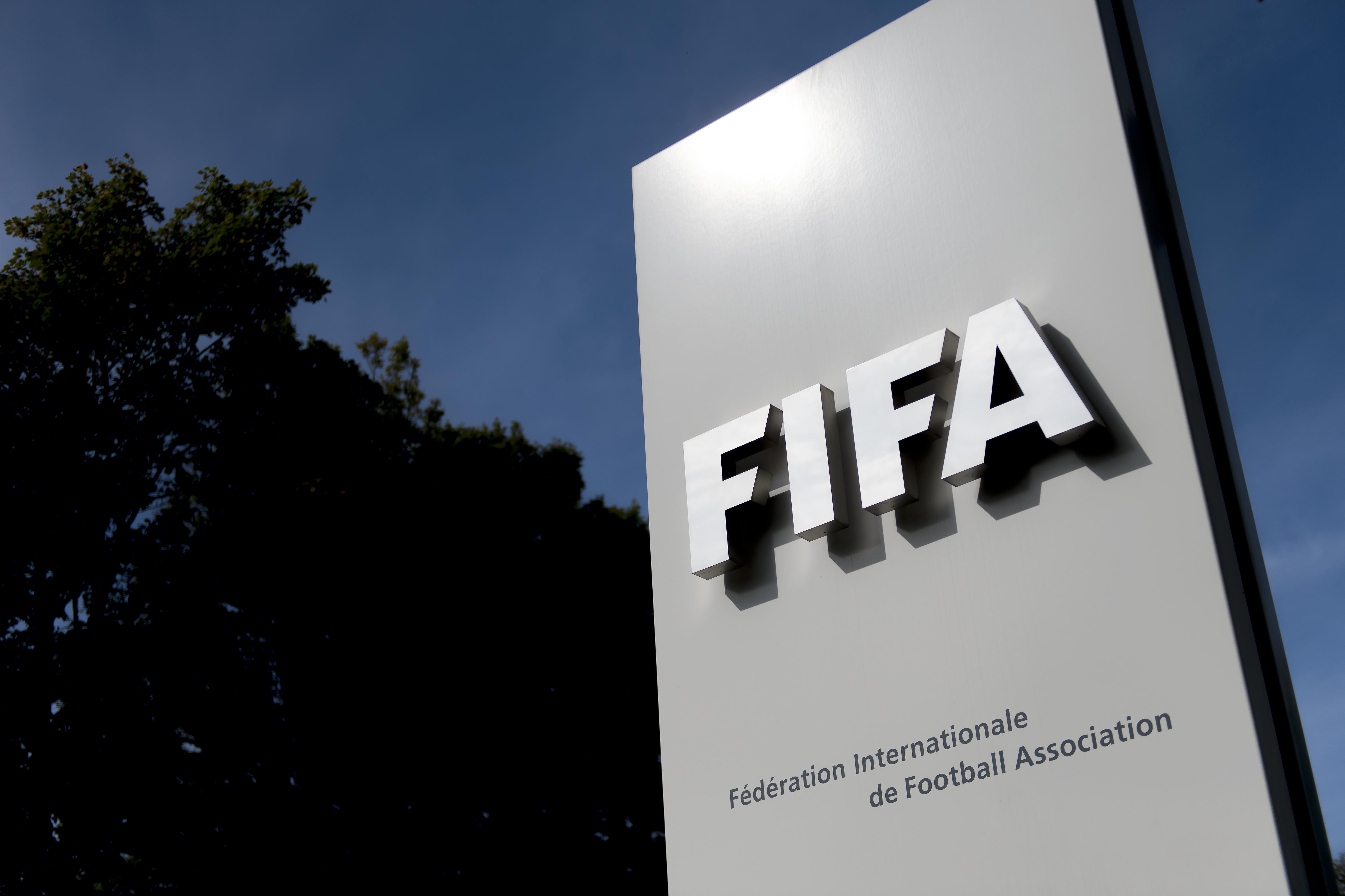 FIFA publicó las nuevas directrices por los contratos de futbolistas a causa de la pandemia del COVID-19. (Foto: Fabrice COFFRINI / AFP)