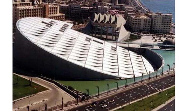 BIBLIOTECA ALEJANDRINA – EGIPTO. Ese lugar es increíble para estudiar por varios motivos. Además de tener una vasta colección de libros, la edificación acoge museos, auditorios, laboratorios y un planetario.