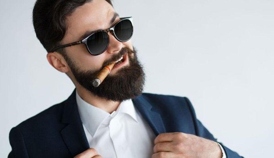 FOTO 1 | 1. Dejas de aprender

“Es imposible aprender lo que uno piensa que ya sabe”. –Epíteto  

Cuando comienzas a sobresalir en cierta área es fácil caer en sentimientos de grandeza y pensar que lo sabes todo. El ser capaz de mantener una mentalidad de estudiante y aceptar que hay personas que saben más que tú y que puedes beneficiarte de ese conocimiento es lo que te permite mejorar en lo que sea que hagas. Es simple, no podemos convertirnos en los mejores si desde el principio creemos que ya lo somos. (Foto: Depositphotos.com)