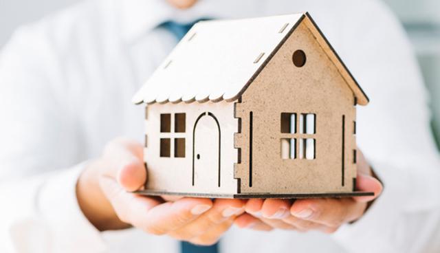 FOTO 8 | 8. Obtén ingresos pasivos de bienes raíces. Los inmuebles han sido una fuente de ingreso pasivo por años. Inversionistas y propietarios han optado por rentar casas, departamentos, condominios y oficinas para generar ganancias mensuales. Claramente, las bienes raíces son una gran fuente de ingresos automáticos, pero requieren de una fuerte inversión inicial.

Si tienes algo de dinero por ahí, definitivamente puedes optar por invertir en bienes raíces. Puedes comprar una propiedad para rentar a largo plazo o convertirla en una renta ocasional en sitios como AirBnb. De cualquier forma que lo veas, es una gran idea para generar ingresos pasivos si tienes algo de dinero ahorrado que no estés usando. (Foto: Freepik)