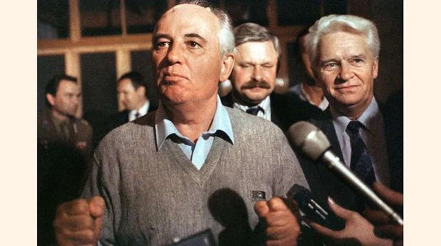 Una imagen del 21 de agosto de 1991 muestra al líder soviético Mijaíl Gorbachov durante su primera comparecencia pública tras el intento de golpe. A sus espaldas se encuentra el vicepresidente ruso, Alexander Rutskoi.(foto: stephane bentura).
