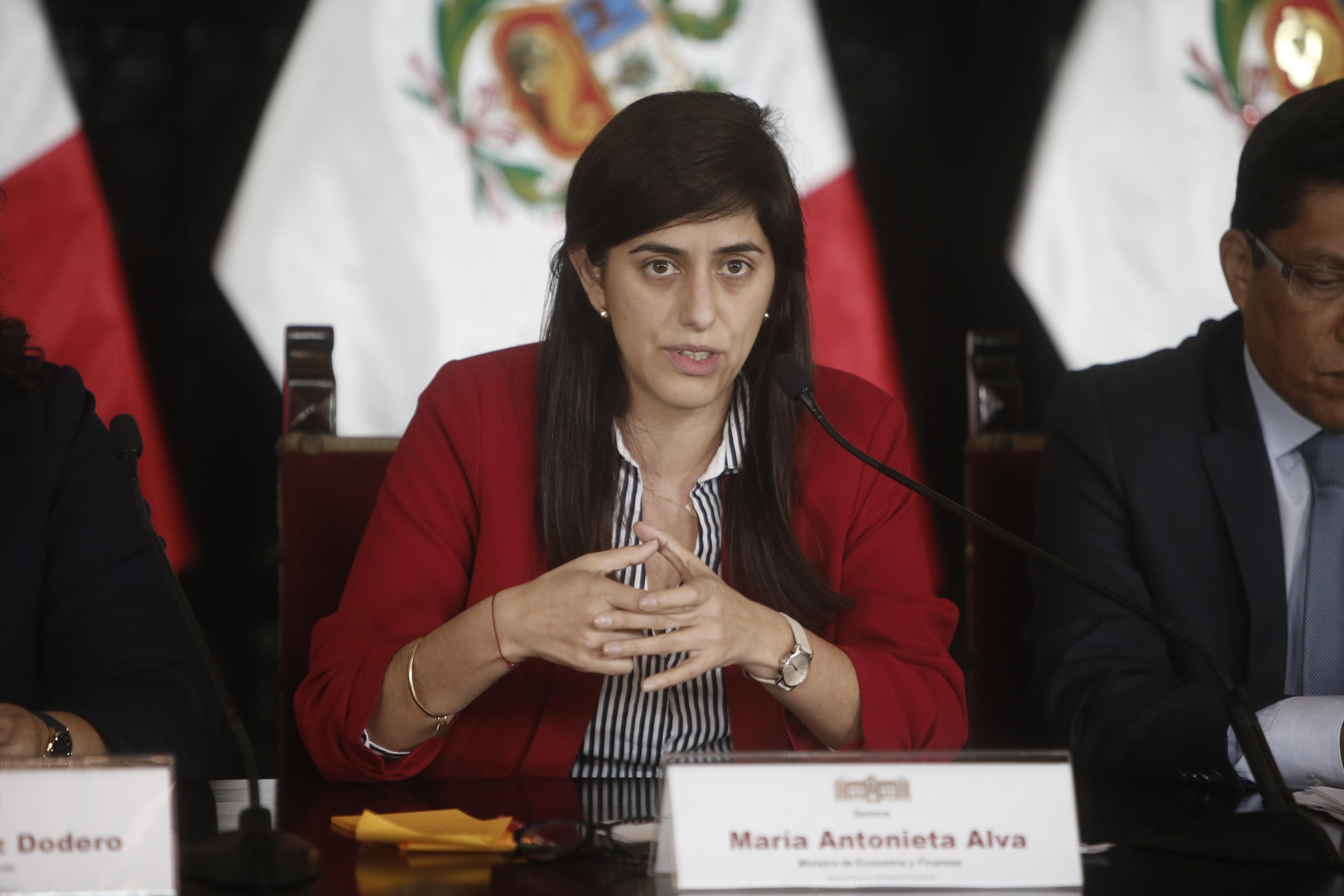 Ministra de Economía y Finanzas, María Antonieta Alva, sostiene que este cambio "suaviza" la trayectoria del déficit fiscal. FOTOS: GEC