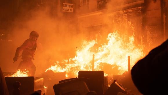 Disturbios contra la reforma dieron lugar a 457 detenciones por parte de la policía francesa, entre los que hubo 441 agentes heridos. (Foto de Anna KURTH / AFP)