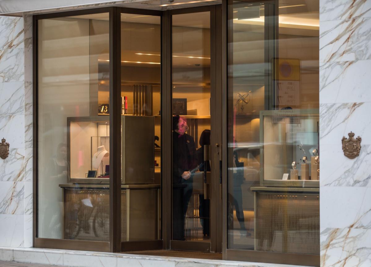 Pekín ha estado alentando a los compradores chinos, que representaron alrededor de un tercio de las ventas mundiales de lujo el año pasado, a gastar más dinero en China.  (Foto: Bloomberg)