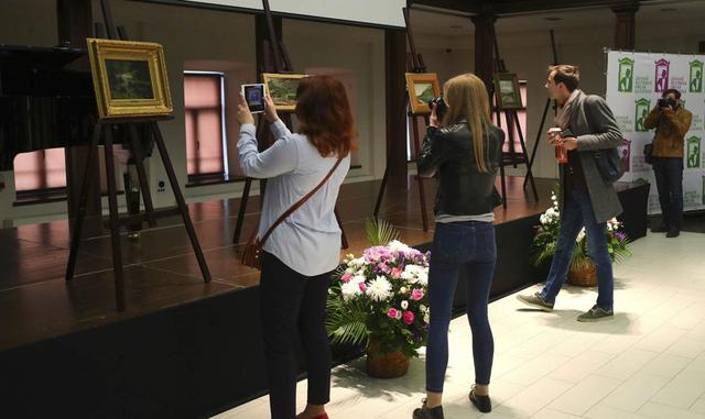 "Decidí dejar acciones y bonos para los más jóvenes", dijo Shevtsov sobre su decisión de cambiar los engranajes de las finanzas por la preservación arquitectónica. "Plyos estaba en malas condiciones, y yo quería hacer algo por nuestra Madre