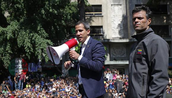 El líder opositor venezolano Juan Guaidó (centro) habla con simpatizantes junto al destacado político Leopoldo López, en Caracas (Venezuela), el 30 de abril de 2019. (AFP / Cristian HERNANDEZ).