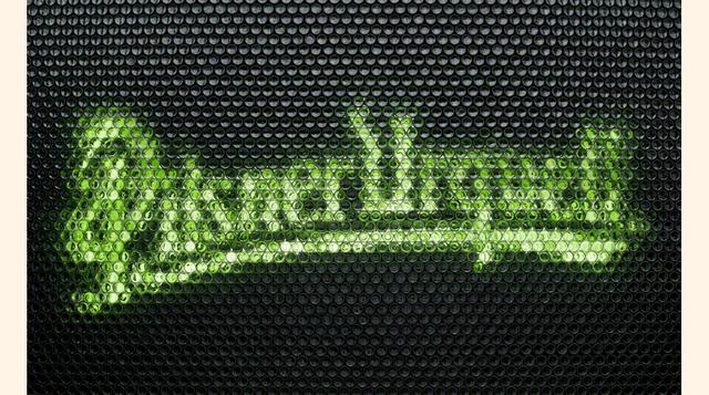 Aquí se observa un logotipo de Plzenský Prazdroj (Pilsner Urquell) detrás de botellas vacías en la entrada de la empresa productora de cerveza en Plzen, República Checa. AB InBev dijo que esperaba conseguir ahorros anuales de US$ 1,400 millones cuatro año