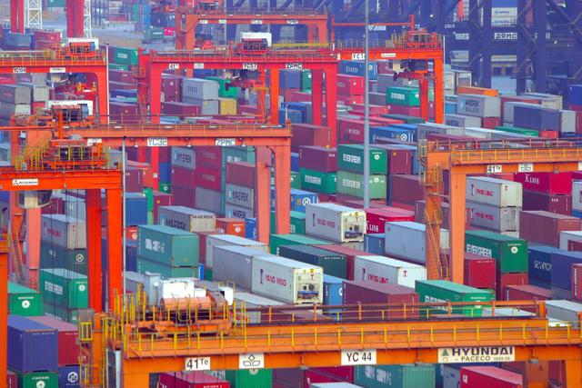 2. Guerra comercial. Estados Unidos y China se impusieron mutuamente aranceles a diversos productos. El hecho afectó a los mercados financieros y economía emergentes. Actualmente ambos países negocian un acuerdo. (Foto: EFE)