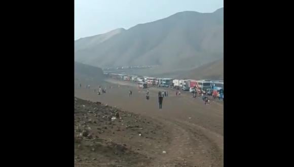 Decenas de vehículos se encuentran varados en la Panamericana Norte por la activación de una quebrada por Huarmey. (Captura: Video: Vicente Barriga)