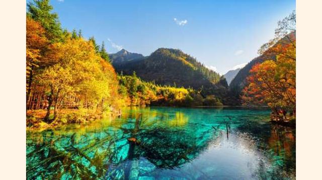 Valle De Jiuzhaigou, China. Su nombre quiere decir literalmente «el pueblo de nueve valles», haciendo referencia a los nueve pueblos tibetanos que abarca. Para los chinos, este valle es mágico, además del hogar de muchas cataratas, picos altos y una ampli
