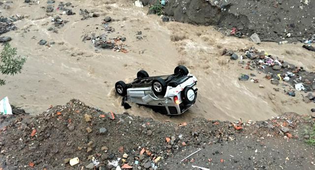 Arequipa: Auto cayó a torrentera, en Paucarpata, luego que pista se hundiera (GEC)