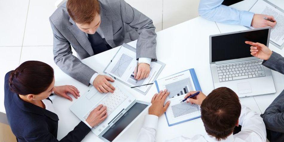 Se refiere a un profesional asalariado o a un trabajador con un mínimo de estudios que realiza tareas semi-profesionales o profesionales de oficina, administración y coordinación de ventas. (Foto: Freepik)