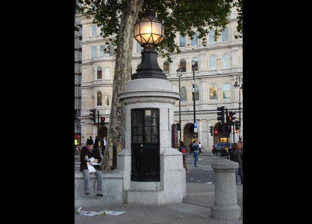 FOTO 2 |  La pequeña comisaría de policía en Trafalgar Square- Londres, Inglaterra
En la esquina sureste de la famosa Trafalgar Square, se encuentra la comisaría de policía más pequeña de Londres. Si ya has estado en Trafalgar Square, es normal que no la hayas visto. Está camuflada en una farola y apenas tiene turistas a su alrededor.  La pequeña comisaría de policía de Liliputian fue construida en la década de 1930 como puesto de vigilancia. El objetivo era controlar Trafalgar Square, que solía ser un lugar habitual de manifestantes y alborotadores de Londres. En el interior, solo hay espacio para una persona.
