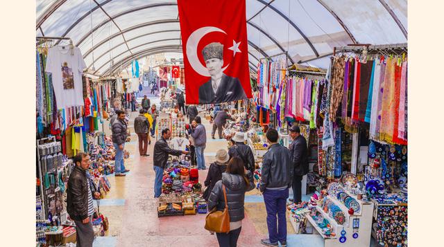 Luego del viaje los turistas pueden conocer más sobre artesanías en las tiendas de Capadocia. (Foto: getty)