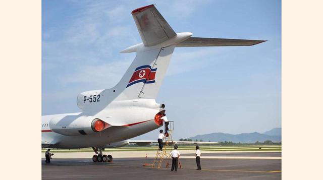 Labores de mantenimiento, la tripulación se encarga de asegurar las cubiertas de los motores de un Tu-154 después de un viaje desde Sunan hasta Kalma.
