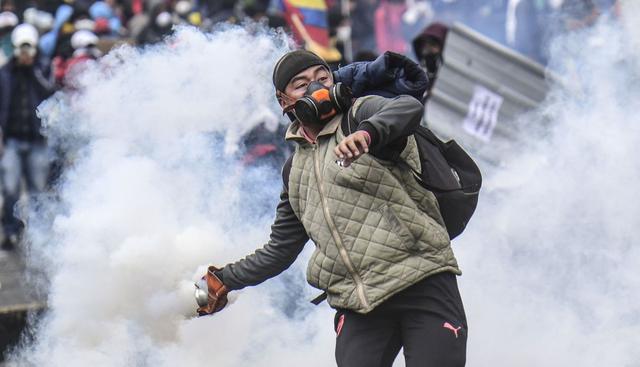 Manifestantes volvieron a enfrentarse este viernes con la policía en Quito, Ecuador en el décimo día de protestas que encabezan los indígenas contra ajustes económicos. (Foto: AFP)