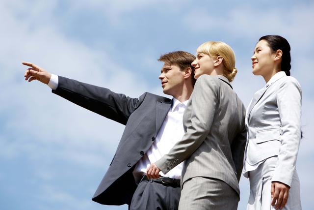 FOTO 23 | Da un golpe de timón. Cuando las cosas empiezan a ir mal para una pyme, ¿por qué no quedarse con lo mejor de la empresa y utilizarlo para reformular el negocio sobre una mejor estrategia? Así lo hizo un empresario cuando la fábrica de jamones y embutidos familiar en la que trabajaba no pudo sobrevivir a la crisis del sector y tuvo que ser vendida. Lo que no vendió fue las marcas. Con este capital, creó otra empresa de distribución que compra productos de alta calidad para venderlos a la hostelería madrileña en su gama media-alta.