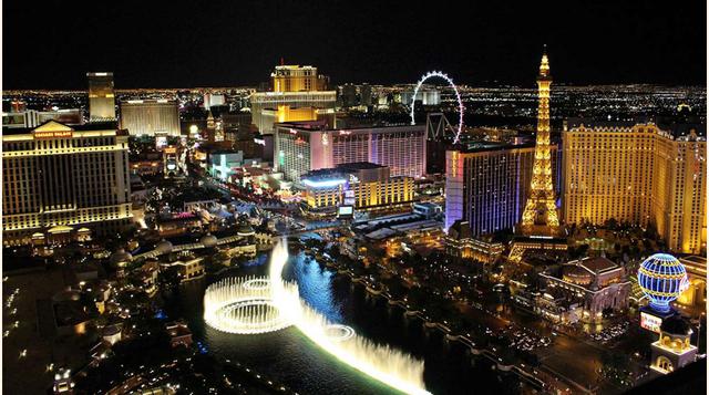 La Strip, Las Vegas; Cambio de escenario: salimos de las más bellas calles tradicionales del mundo para presentar la que ha transformado el brillo y lo falso en una verdadera arte de vivir: la Strip de Las Vegas. Lugar de espectáculo, con hoteles gigantes