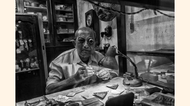 El negocio de la familia de este hombre ha sido fabricar y reparar relojes durante 30 años. El autor es Suvanker Sen. (Foto: CGAP)