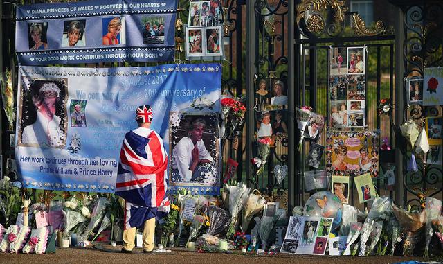 FOTO 3 | &quot;Inolvidable&quot;, rezaba el mensaje que dejó un hombre, vestido con un traje estampado con la bandera británica. &quot;Siempre en nuestros corazones. Tu buena obra será perpetuada por tus hijos&quot;, decía otro cartel.