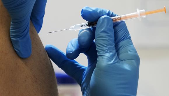 Vacunación. La aplicación de la cuarta dosis aún es lenta. (Foto: AFP)
