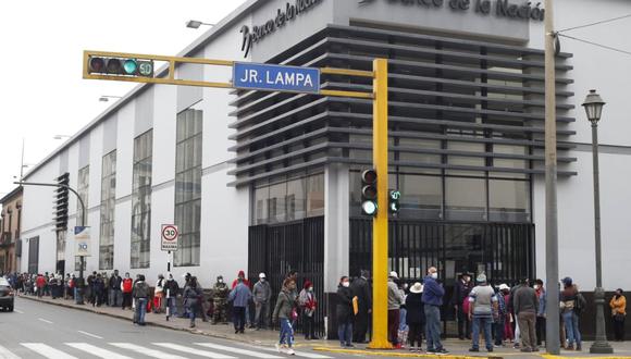 Uno de los puntos más concurridos son los exteriores del Banco de la Nación del jirón Lampa, en el Cercado de Lima. (Foto: GEC)
