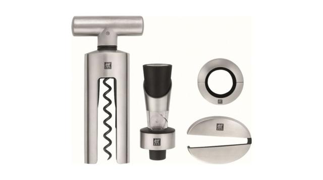 Set Sommelier (descorchador, tapón, corta cápsula y antigota) de la marca Zwilling Henckels. Precio: S/569 en D’Cocina, en Miraflores. (Foto: D’Cocina)