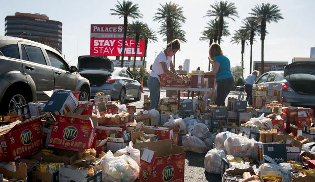 Las donaciones para cientos de personas son vistas en los exteriores del Palace Station Hotel and Casino en Las Vegas, Nevada.  (AFP / Bridget BENNETT ).