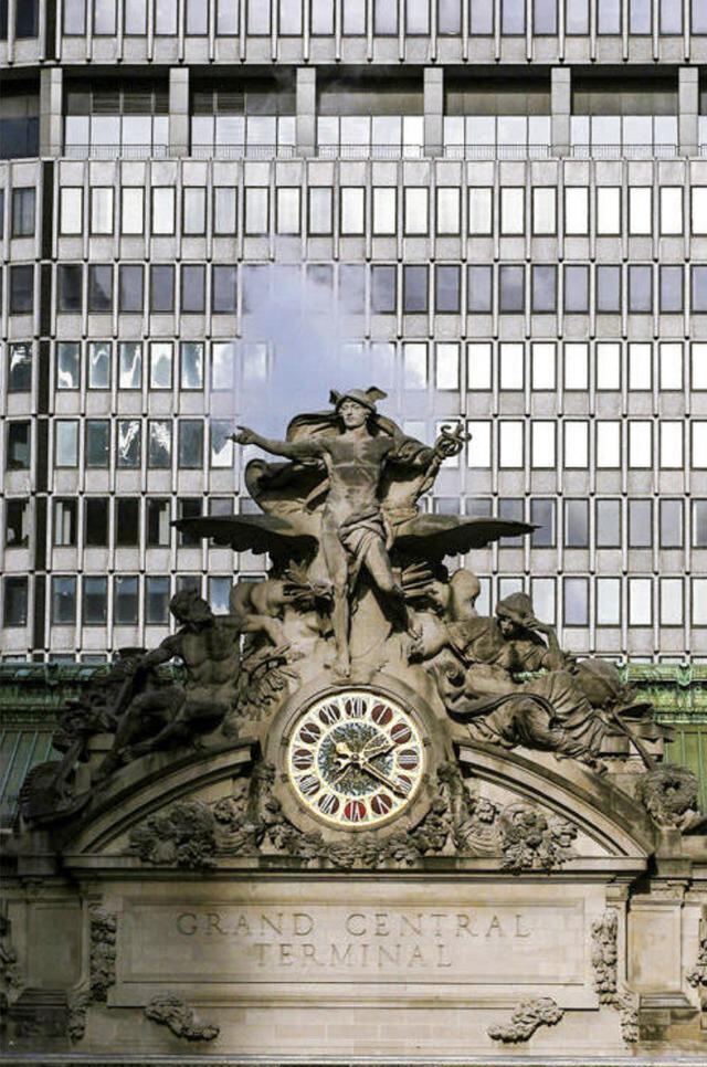 Estación central - Nueva York, el reloj es uno de los grandes emblemas de la gran manzana. Se trata de un regalo de la prestigiosa joyería Tifanny a la ciudad cuando se inauguró este edificio en 1913 y es el más grande que se haya construido con cristales de esta marca, con 4 metros de diámetro.