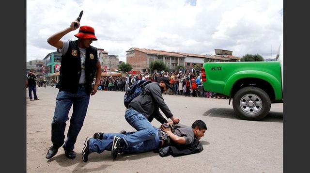 Asimismo, el segundo problema fue la corrupción con 41,6% y el tercer problema es la falta de Seguridad       Ciudadana (21,0%) cifra que se ha reducido en 5,9 puntos porcentuales.