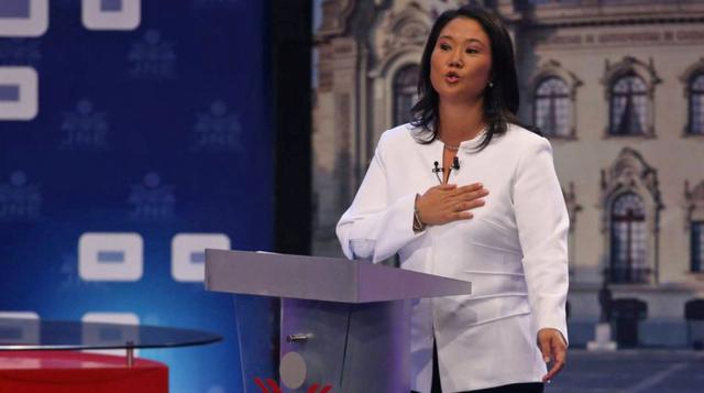 “Respetaré la no reelección. Nunca más un 5 de abril. Mirando a los ojos al Perú firmo este compromiso de honor”.