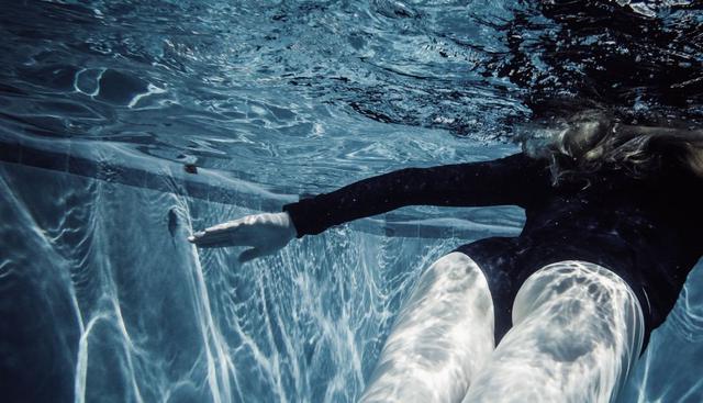 Super Famous En este portal no es necesario estar registrado, ya que es directa la descarga de fotografías en alta calidad. (Super Famous)