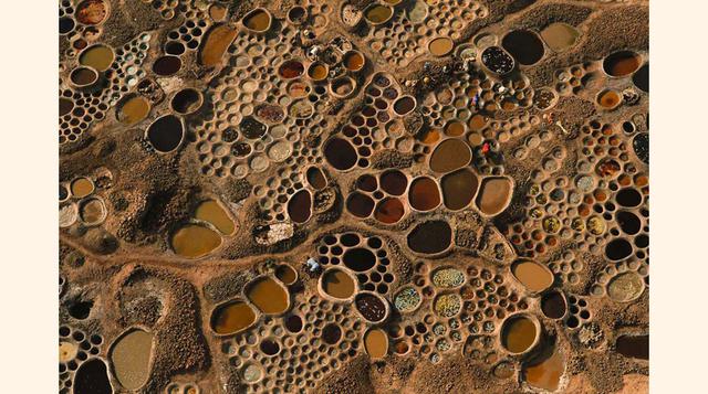 Teguidda n Tessoumt, Níger. Teguidda n Tessoumt es una zona de salina del desierto del Sáhara, en Níger, que continua explotándose por medios tradicionales. Los pozos de los que se saca el mineral adquieren estos llamativos colores. (FOTO: CORBIS)