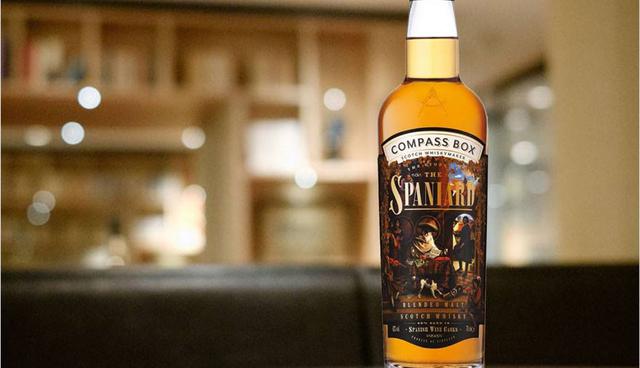 FOTO 17 | Whisky Compass Box - "The Story of the Spaniard". Inspirado en un trabajo aislado para el bar Spaniard de Nueva York, este whisky es el primer lanzamiento permanente del productor que sacude a la industria en cuatro años. La mezcla es un híbrido de whisky escocés envejecido tanto en barriles de jerez como en barriles de vino tinto español. Contiene muchas bayas, cítricos, especias para hornear y taninos ligeros de los barriles de vino. Es la navidad encarnada.