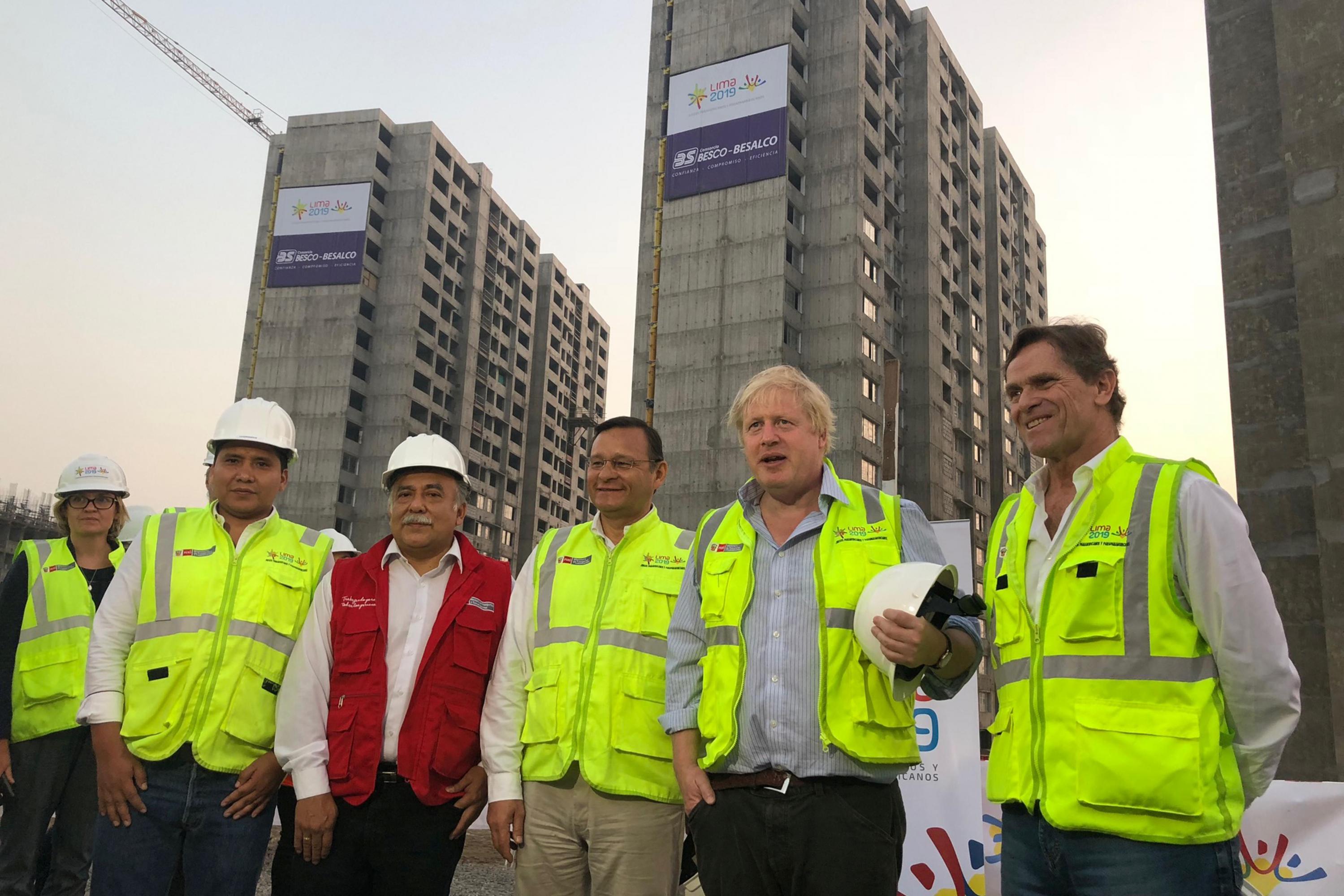 El Secretario de Asuntos Exteriores del Reino Unido, Boris Johnson, (sujeta su casco) llegó al Perú en Visita Oficial. (Foto: Difusión).