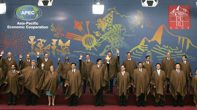 En 2008, los líderes lucieron un poncho marrón con franjas en los bordes, resaltando el pasado andino de Perú.