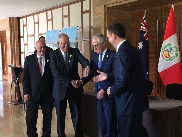 Pedro Pablo Kuczynski estrecha la mano del primer ministro Malcom Turnbull para las fotos oficiales. (Foto: Gobierno de Australia)