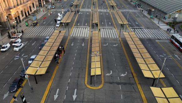 Vista área de las paradas de autobuses vacías frente a la estación de trenes de Constitución durante la huelga general el 9 de mayo de 2024 en Buenos Aires, Argentina © Luis ROBAYO / AFP