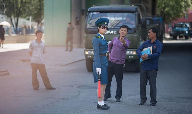 La mayoría de las intersecciones cuentan con semáforos, pero "las Señoritas" no tienen miedo de quedarse sin empleo. Las luces tricolores "facilitan el trabajo a los humanos", dice la capitana Ri. (FOTO: AFP)