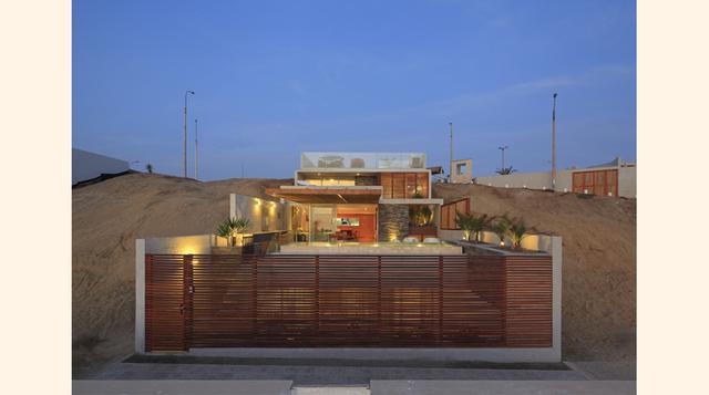 La cocina se ha vuelto un área muy importante al punto que es descubierta y se conecta con el área social.