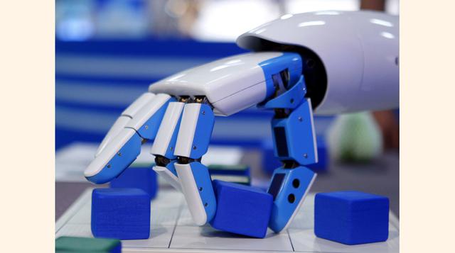 El robot Roppie mueve una ficha del popular juego de mesa chino tic-tac-en un partido que juega con una persona en Taipei. (Foto: Reuters)
