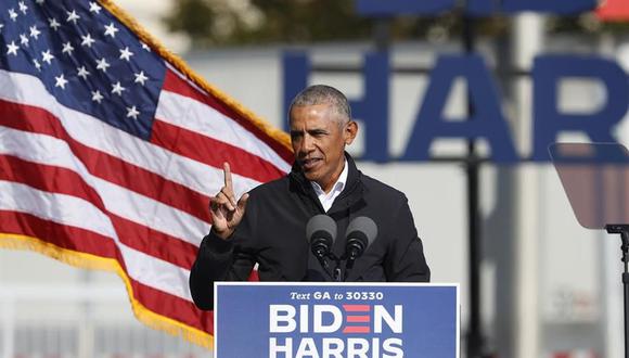 El ex presidente de Estados Unidos, Barack Obama, habla durante un mitin en un estacionamiento en Turner Field. (EFE / EPA / ERIK S. MENOR).