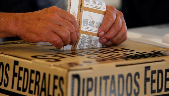 Un ciudadano vota en Tepatitlán, estado de Jalisco, México. (EFE/Francisco Guasco).