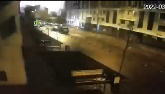 Fuerte explosión sacude Kiev: defensa antiaérea de Ucrania interceptó misil ruso junto a la estación de tren. (Captura de video).